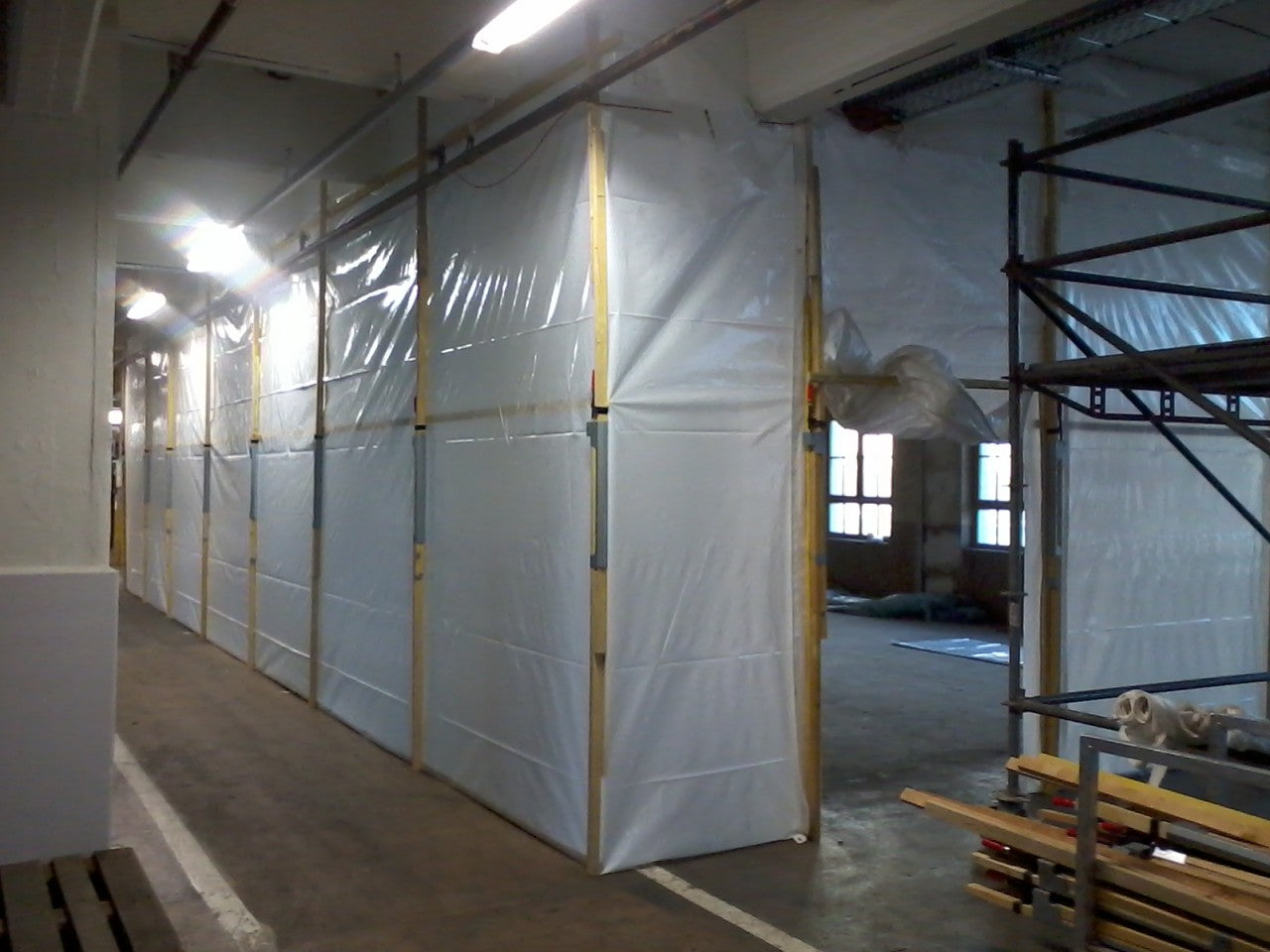 dachlatten-klemmhalter-30x50mm-staubschutz-system-baustelle-flexibel